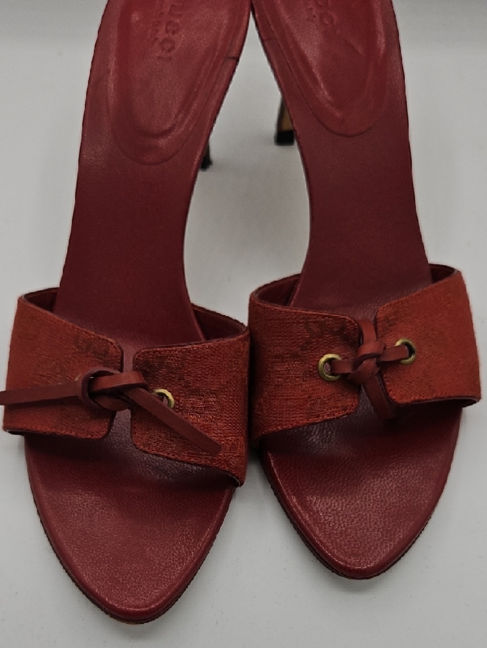 Gucci Red Leather Knot Slide Heels with Gold-Tone Detail - Picture 13 of 17